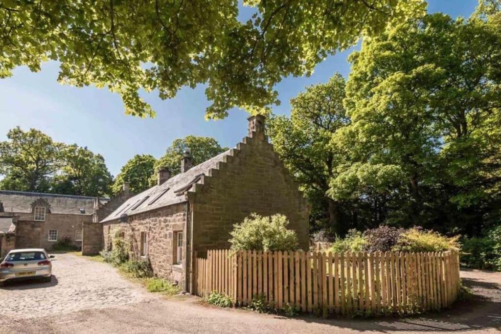Charming 3/4 Bedroom Semi-Detached Cottage. Carberry Exterior photo
